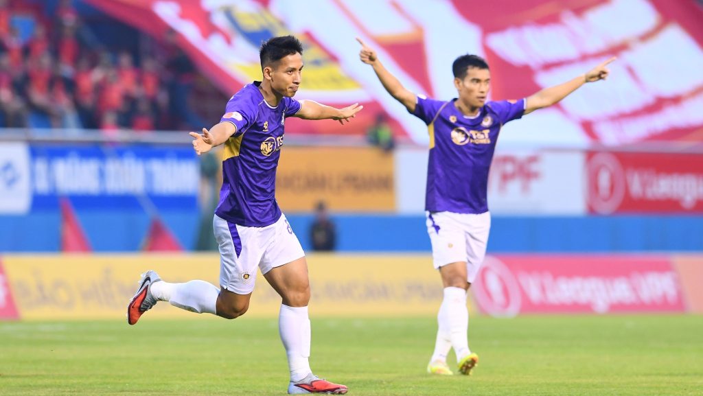Do Hung Dung celebrates after scoring a long-range strike to open the scoring in Hanoi FC's thrilling 3-2 victory over Ninh Binh.