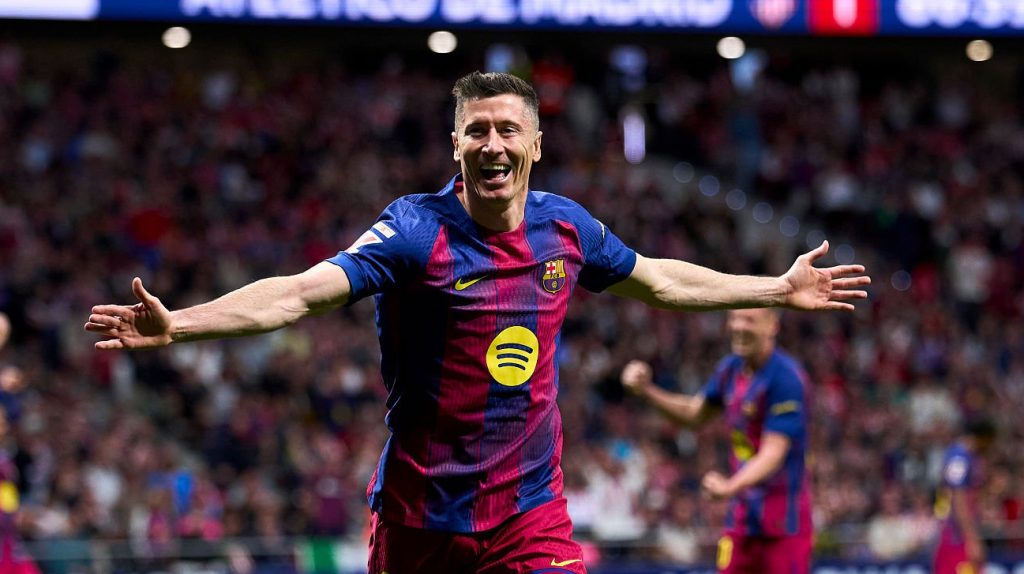 Robert Lewandowski celebrates his goal during the La Liga fixture between Barcelona vs Atletico Madrid.