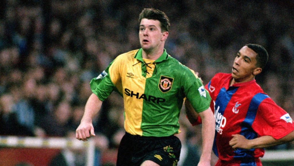 Premier League, Crystal Palace v Manchester United - Gary Pallister of Manchester United Chris Armstrong of Crystal Palace
