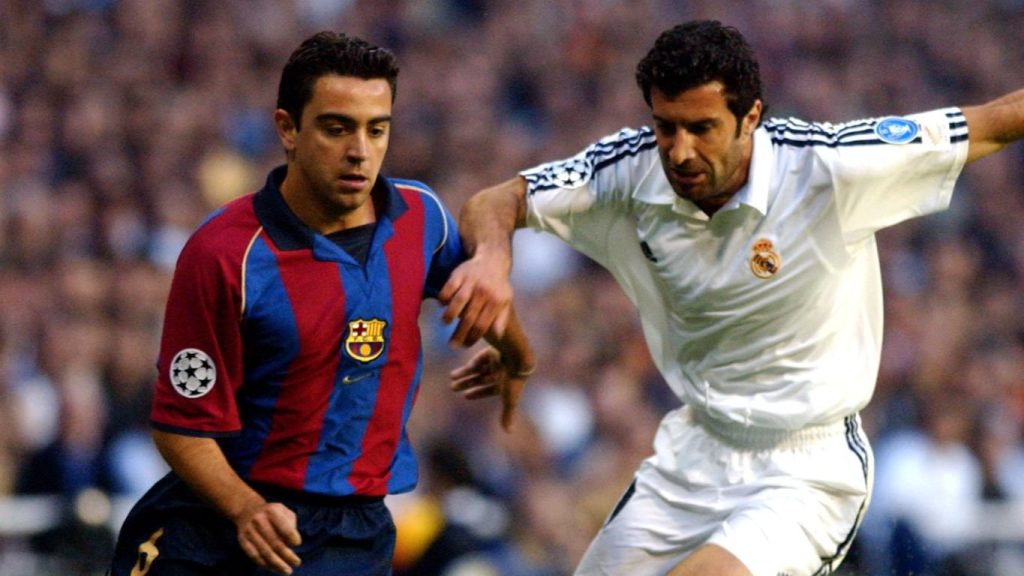 Barcelona's Xavi (l) and Real Madrid's Luis Figo