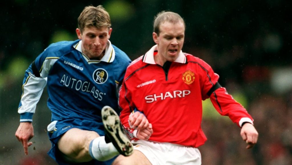 Norwegian internationals Tore André Flo and Ronny Johnsen face each other during Chelsea’s Premier League meeting with Manchester United. Photo by Getty Images.